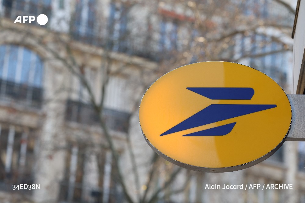 Le contrat de présence postale territoriale, qui détermine les contours de la mission de service public de La Poste dans ses 17.000 antennes en France, doit être amputé de 50 millions d'euros cette année, a annoncé le PDG du groupe La Poste #AFP