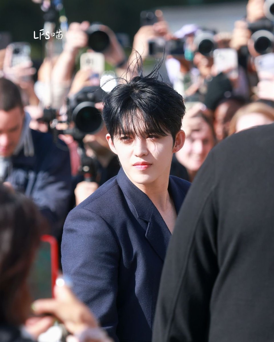 sounds_of_cheol's tweet photo. SCOUPS 🖤

#SCOUPSxLoeweSS25 #ParisFashionWeek 
#LoeweSS25 @pledis_17 @LoeweOfficial https://t.co/JLRUFXLyr3