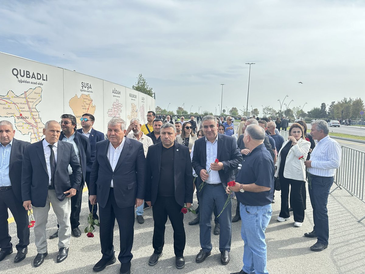 VHPci's tweet photo. Vətəndaş Həmrəyliyi Partiyası 27 sentyabr Anım Günü münasibətilə Zəfər parkını ziyarət edib. 
VHP sədri, Xalq şairi Sabir Rüstəmxanlı və partiya fəalları parkın girişində xatirə daşının önünə gül dəstəsi qoyub. https://t.co/VUhUyHSkxd