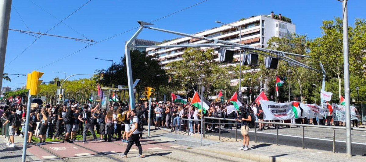 luchainternacio's tweet photo. Aquest matí a diversos piquets de la #VagaPerPalestina a #Barcelona, #Valencia i el #BaixLlobregat entre d'altres exigint la fi del genocidi i de la complicitat amb l'estat sionista. Visca la lluita del poble palestí!
Visca Palestina lliure!🇵🇸
#27S #VagaPerPalest1na #SomInt1fada https://t.co/rD508NQ9kD