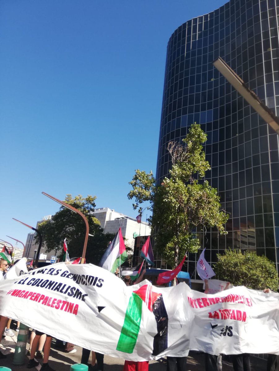 luchainternacio's tweet photo. Aquest matí a diversos piquets de la #VagaPerPalestina a #Barcelona, #Valencia i el #BaixLlobregat entre d'altres exigint la fi del genocidi i de la complicitat amb l'estat sionista. Visca la lluita del poble palestí!
Visca Palestina lliure!🇵🇸
#27S #VagaPerPalest1na #SomInt1fada https://t.co/rD508NQ9kD