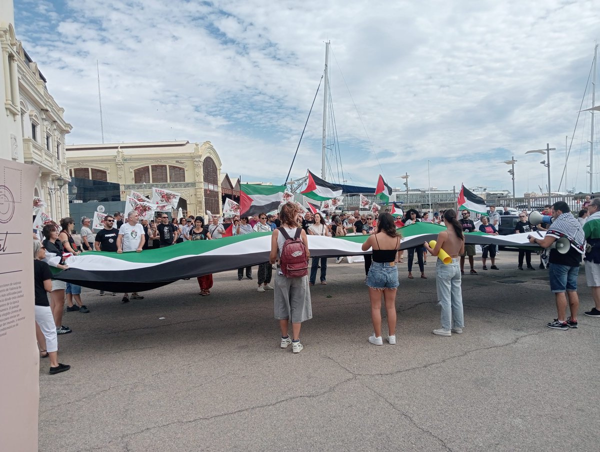 luchainternacio's tweet photo. Aquest matí a diversos piquets de la #VagaPerPalestina a #Barcelona, #Valencia i el #BaixLlobregat entre d'altres exigint la fi del genocidi i de la complicitat amb l'estat sionista. Visca la lluita del poble palestí!
Visca Palestina lliure!🇵🇸
#27S #VagaPerPalest1na #SomInt1fada https://t.co/rD508NQ9kD