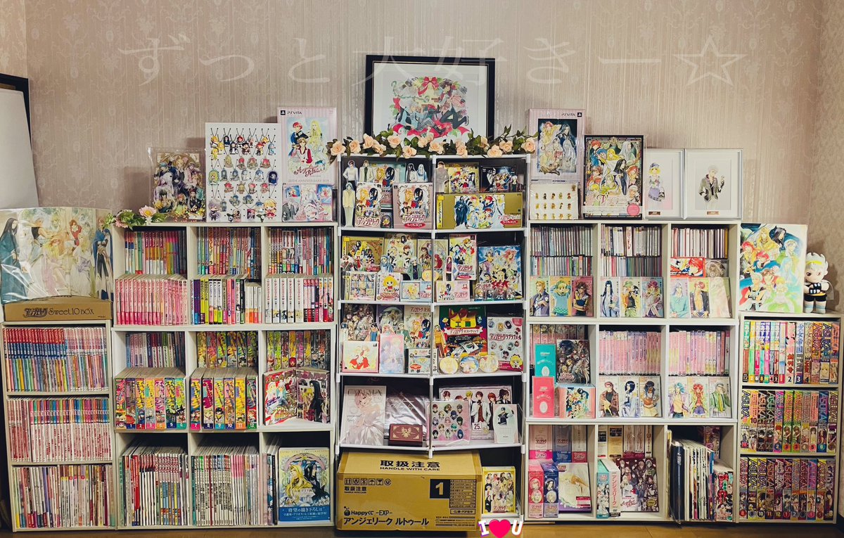 angeloveri's tweet image. ゲーム翌日にドラマCD発売したアンジェリーク。ネオロマはメディアミックス展開もすごく深く、あの手この手でハートを揺さぶられる❤️‍🔥
30年続くと壁一面パラダイス✨になるし、発送用の段ボールに作品名が付いてるだけで愛しくて🥰これも何年経とうが大事なコレクションのひとつです♡
#ネオロマ30周年