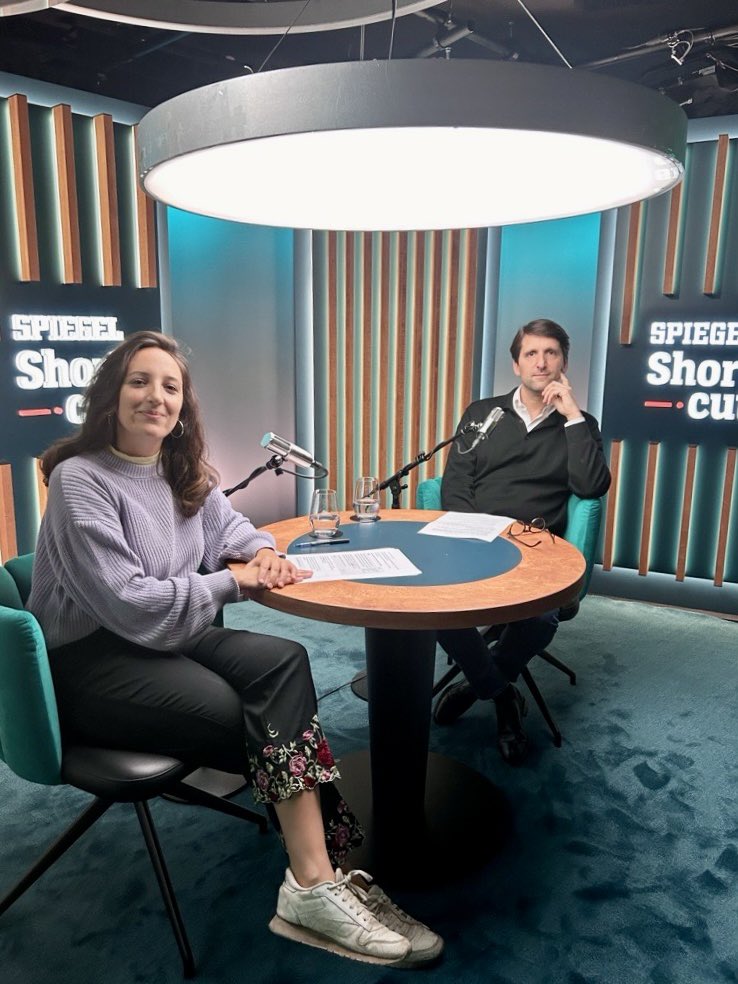 Gestern war ich im <a href="/derspiegel/">DER SPIEGEL</a> Hauptstadtbüro bei »Short Cut« eingeladen und habe mit @gina_steffens über das Erbe des deutschen Kolonialismus und die unzureichende Aufarbeitung deutscher Kolonialverbrechen gesprochen. Die Folge erscheint in den kommenden Wochen. Schaut rein!