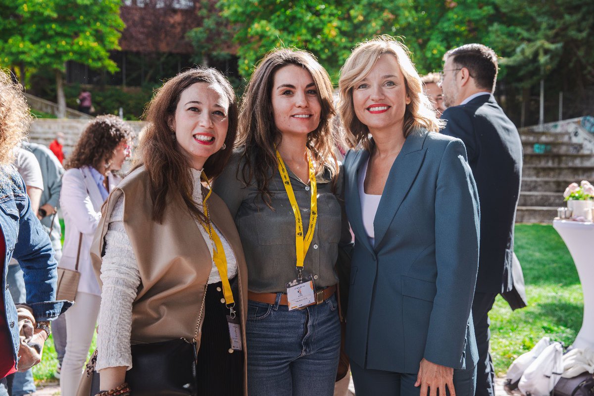 Pilar_Alegria's tweet photo. Gracias a los docentes por apoyar esta gran herramienta educativa. La #radioescolar permite el desarrollo de la expresión oral y escrita, la escucha, la creatividad y la curiosidad.

Estos días del #CongresoRadioEscolar han servido para compartir experiencias y aprendizajes. https://t.co/0vdEpLv1Wu