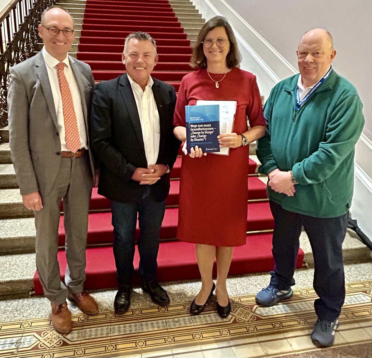 Übergabe der Ergebnisse der 9. Transfertagung "eHealth &amp; Society" der FOM München an Schirmherrin und Landtagspräsidentin Ilse Aigner. 300 Vertreter:innen der Gesundheits-, Pflege- und Hochschulwelt hatten über aktuelle Themen wie #Klinikreform und #iMVZ diskutiert.