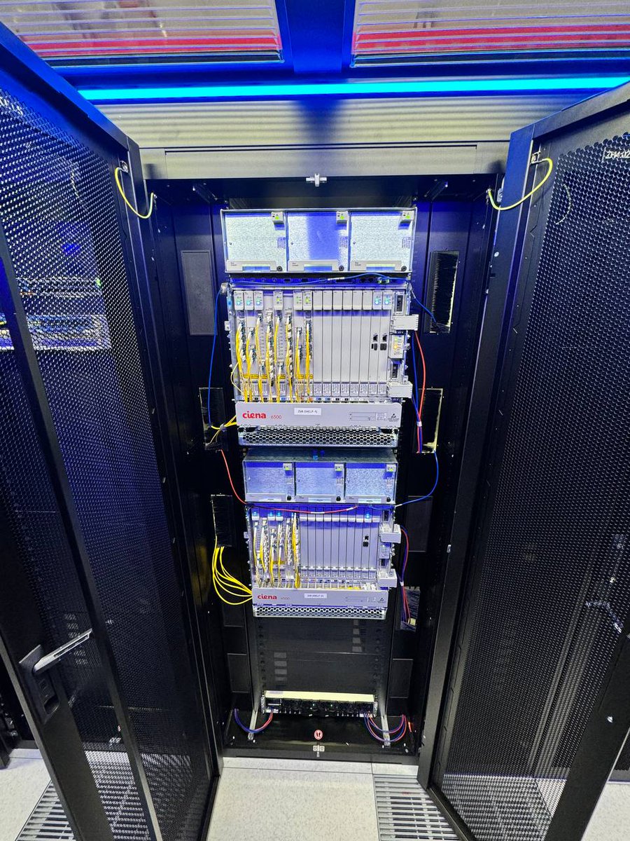gnm_gnmix's tweet image. Hardware heaven! These racks are powering our latest DWDM routes around Central Europe. Ready to level up your network? We sure are!
#globalnet #dwdm #equinix #digitalrealty #fiber #techporn #fiberflex