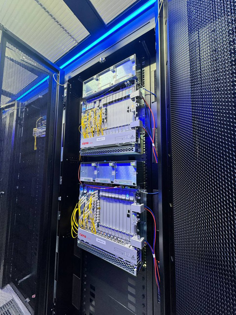gnm_gnmix's tweet image. Hardware heaven! These racks are powering our latest DWDM routes around Central Europe. Ready to level up your network? We sure are!
#globalnet #dwdm #equinix #digitalrealty #fiber #techporn #fiberflex