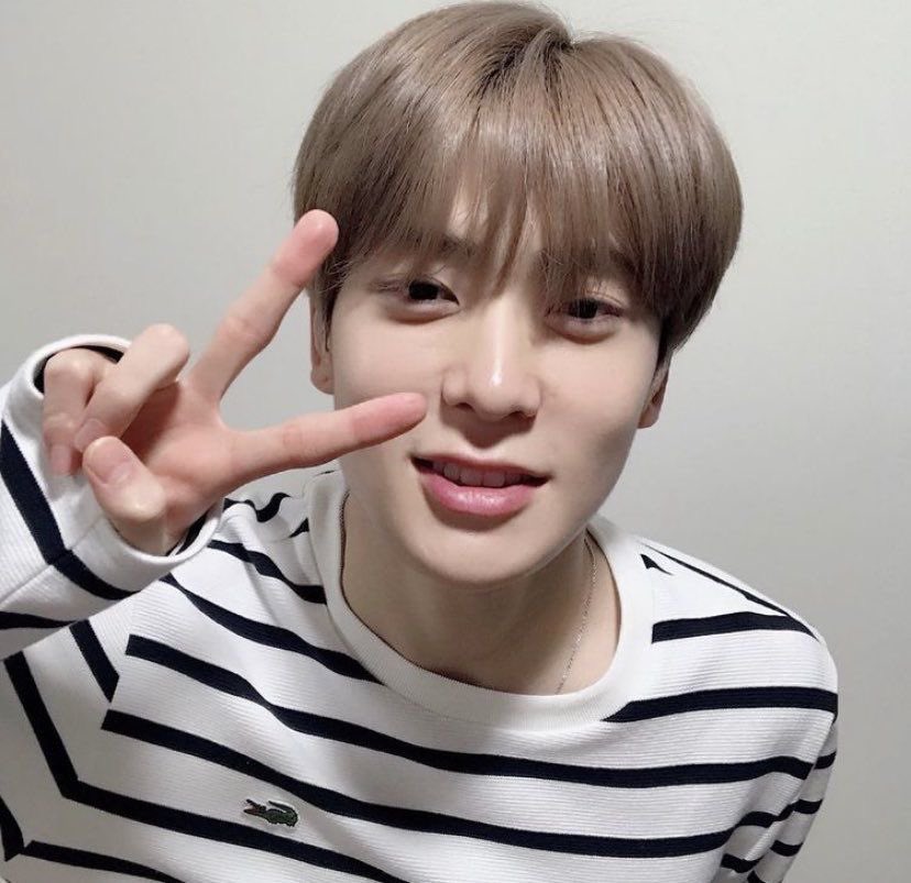 사진 찍을때마다 소매 손등까지 덮고 브이하는 거 커엽다