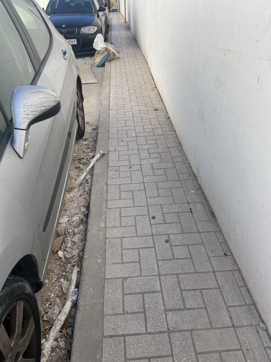 YolandaLoMa's tweet photo. En la calle Rojas 10-12 este resto de escombros de una obra siguen tiradas en la acera complicando su paso normal @AAVVvictoriana https://t.co/hK4qoURdnx