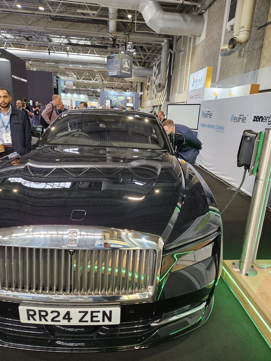 SpiritExecutiv1's tweet image. Solar and Storage Live
Luke and Steve got to meet those with energy innovations pushing for a world run by clean resources. There were 500 exhibitors to explore - such as solar solutions systems, Statkraft etc as well as RSK and Pegasus, however they just missed Gordon Buchan