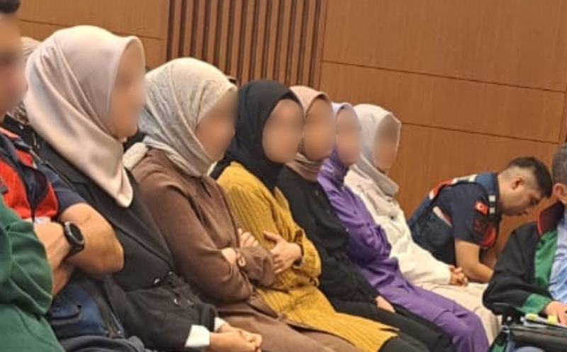 ELDEN ELE LÜTFEN

Bu fotoğraf İstanbul 24. ACM'nde görülen #KızÇocuklarıDavası'nda (23-27 Eylül) çekildi.

Dün 'irticacı, kara fatma' diye yargılanan başörtülü bacılar, bugün 'terörist' diye mahkeme salonlarında.

28 Şubat, AKP eliyle devam ediyor.

kronos37.news/kiz-cocuklari-…