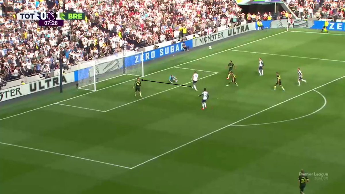 Mina_Edwar's tweet photo. Short pass from Pinnock made it even worse. Maddison intercepts. Flekken saves the English playmaker shot, ball falls to Solanke who finds the back of the net. Tottenham (1) Brentford (1). https://t.co/eFSmoVcZQR