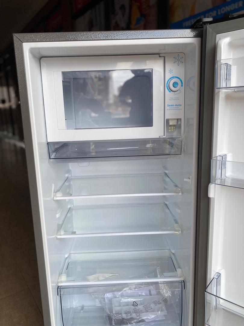 DombeloShopping's tweet image. Compact yet spacious! The Hisense 195L Compact Single Door Refrigerator – Silver is perfect for your kitchen or office space. 

Grab yours today at Musisi Complex or shop online at dombelo.com. 

#Hisense #CompactFridge #DombeloDeals