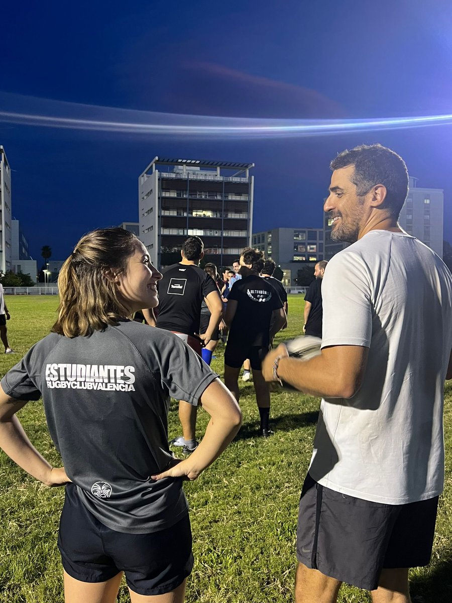 estudiantesrcv's tweet photo. Cada entrene es una aventura, y ¡además con estas vistas! 🫶🏻🫶🏻🫶🏻

¡Hoy viernes también entrenamos! ¿Cómo te lo vas a perder?

#rugbyfemenino #rugbyvalencia #rugbyuniversitario https://t.co/FDRNbQ8fEy