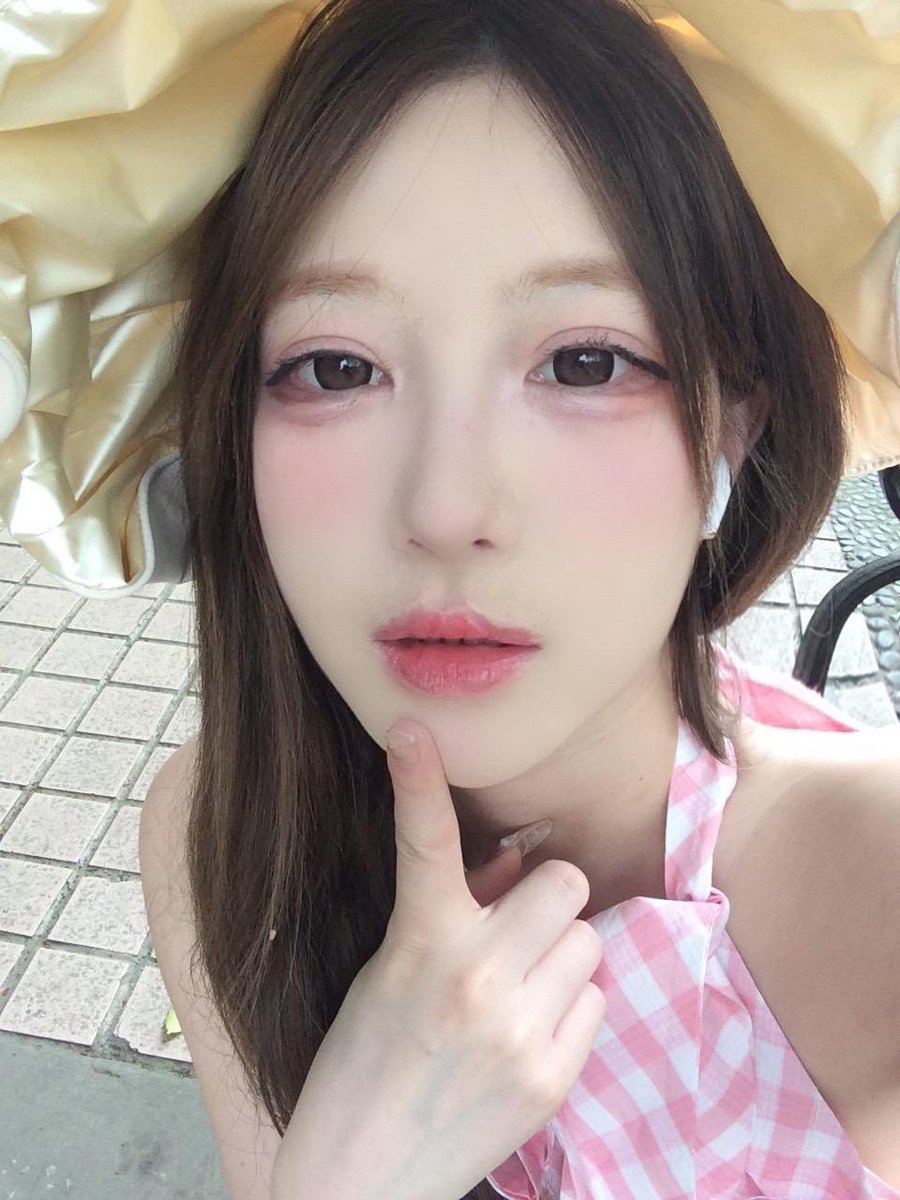 宝宝亲完她们了吗？轮到我了没？ https://t.co/aZNJnUWVOg