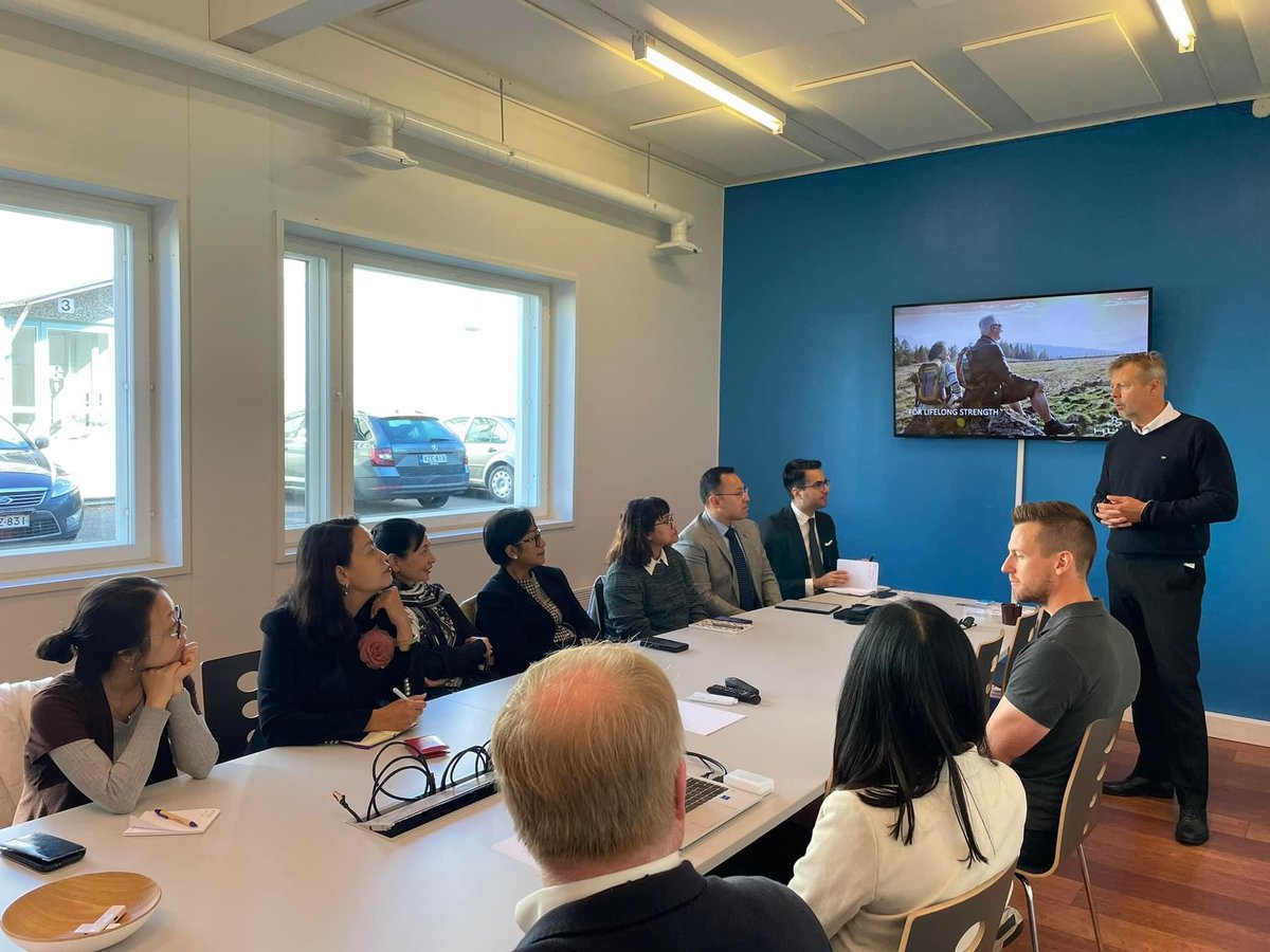 ThaiEmb_Fin's tweet photo. ASEAN Ambassadors in Kokkola.#ASEANinKokkola  
Another ASEAN team's experience in a remarkable part of Finland where advanced education, industries as well as healthcare tech &amp; solutions are met. We look forward to future cooperation. @centriaamk @KewatecAluBoat @HUR @hycamite https://t.co/JwbYSBd417