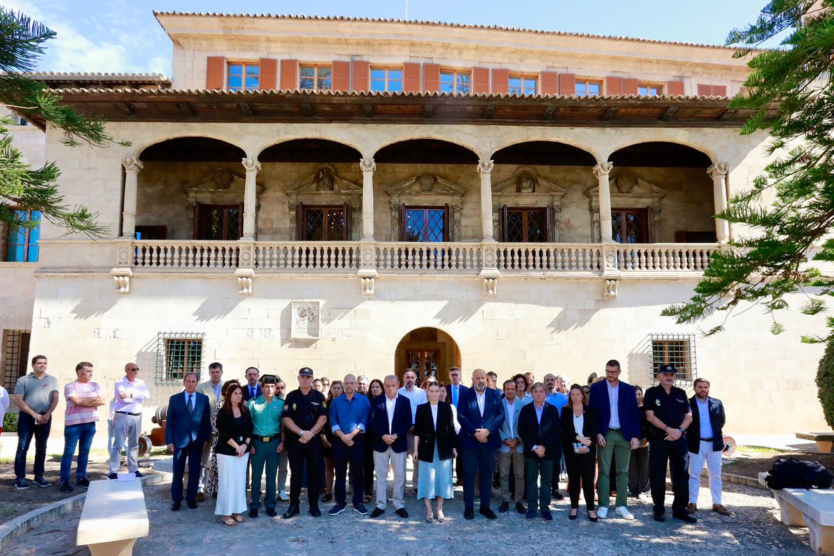 MargaProhens's tweet photo. Avui hem fet un minut de silenci per condemnar amb fermesa el cas de violència masclista a la Colònia de Sant Jordi. Des del Govern de les Illes Balears posam tots els mitjans a disposició de la família i entorn de la víctima. Ni un pas enrere i impunitat zero. 

☎️ Els telèfons 24 hores: 971 17 89 89 / 639 83 74 76
📞 També està disponible el telèfon d'atenció a les víctimes 016 i, en cas d'urgència, l’112