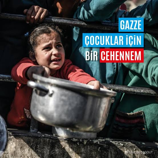 Çocukların öldürüldüğü, açlıktan öldüğü bir dünyada kafamızı yastığa koyup rahat uyuyoruz ya, bu ayıp da bizlere yeter. Fenerbahçe, Galatasaray vs. gibi tartışmaların peşine düşüyoruz, ama milyon dolarlık adamların tiyatrosundan ötesi değil bunlar. #GazzedeÇocuklarÖldürülüyor