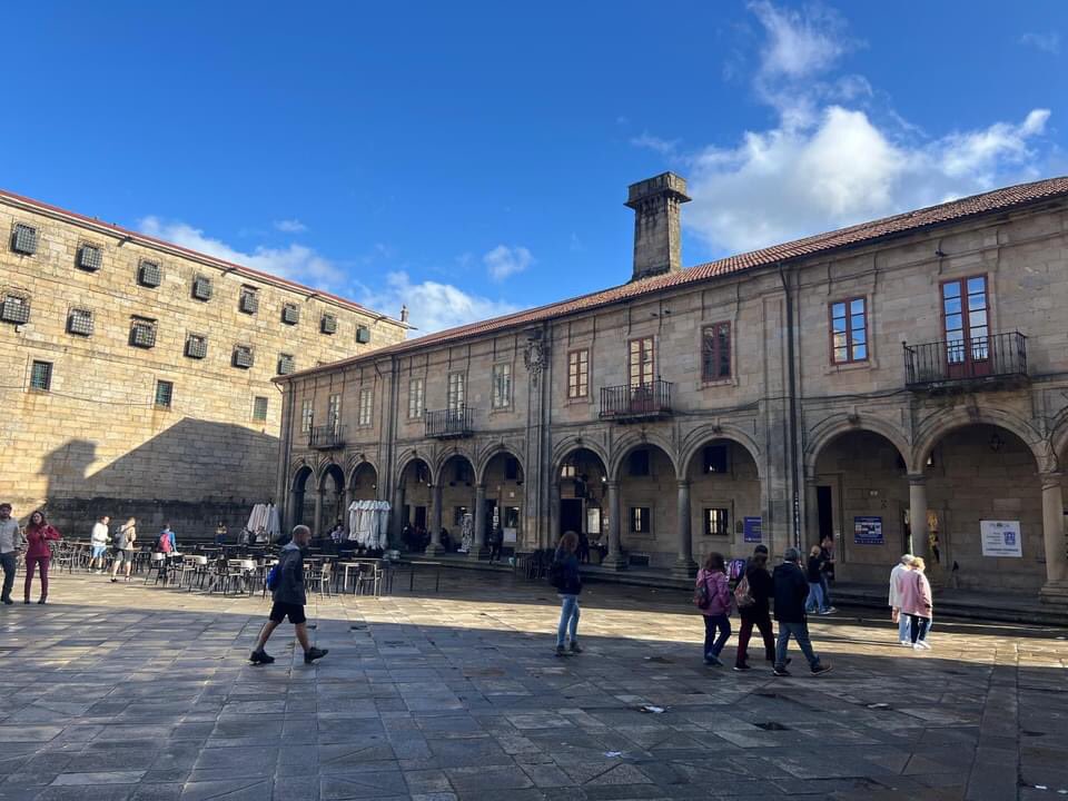 Virage8's tweet photo. C’est avec une météo capricieuse que nos membres font leurs adieux au Portugal, direction Saint Jacques de Compostelle qu’ils atteindront sous un beau soleil : parfait pour visiter ces lieux chargés d’histoire !
#passion #plaisir #partage #thisisvirage8 #capsud
📸 @Virage8 https://t.co/SpLjVOOwpN