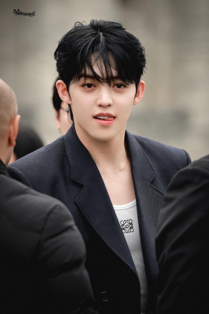 KKuCoups's tweet photo. 240927  LoeweSS25

😛

#SCOUPSxLoeweSS25 
#SCOUPS #에스쿱스 #승철 #최승철
#エスクプス
#세븐틴 #SEVENTEEN
#ParisFashionWeek #LoeweSS25 
@pledis_17 @LoeweOfficial https://t.co/8rB2spB3bb
