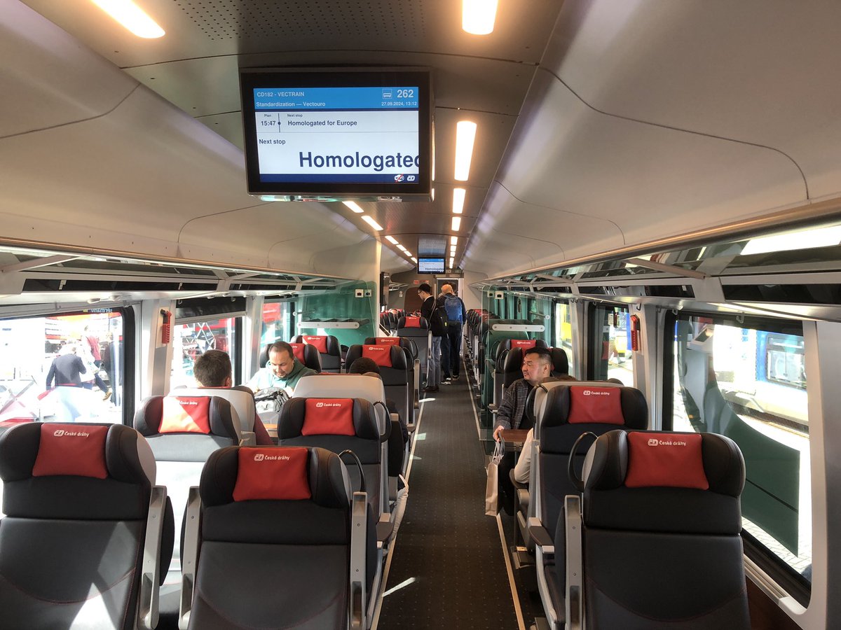 railwaygazette's tweet image. The @SiemensMobility/@SkodaGroupEN push-pull Vectrain for Czech operator @ceske_drahy has Vectouro coaches with ‘traditional engineering’ for flexibility and ease of maintenance, and the driving car has an identical cab to a Vectron loco to reduce driver training. #InnoTrans