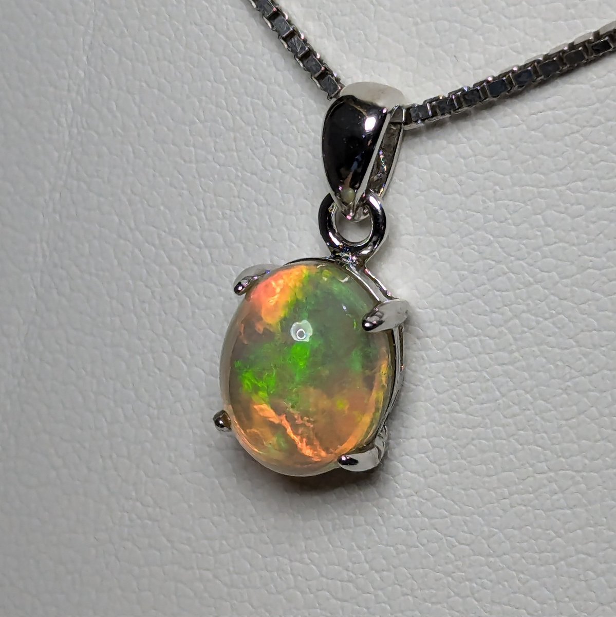 AngoloVetusto's tweet photo. 💫 Alcune delle mie ultime realizzazioni più belle 💫

Opali Nobili Cristallo di Welo, con intensi fuochi multicolore, tutti di ottima misura, tra i 3 e i 4 Carati circa. Montati in pendente di Argento 925, semplice ed elegante, adatto a tutti i giorni. 💎

#opal #jewels #gems https://t.co/MCn4nvd0xL
