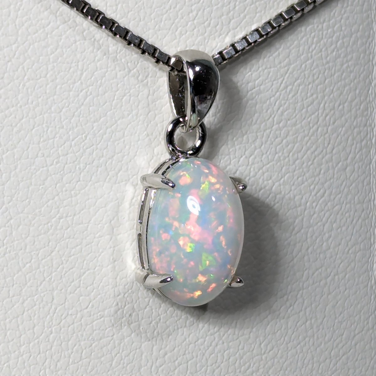 AngoloVetusto's tweet photo. 💫 Alcune delle mie ultime realizzazioni più belle 💫

Opali Nobili Cristallo di Welo, con intensi fuochi multicolore, tutti di ottima misura, tra i 3 e i 4 Carati circa. Montati in pendente di Argento 925, semplice ed elegante, adatto a tutti i giorni. 💎

#opal #jewels #gems https://t.co/MCn4nvd0xL