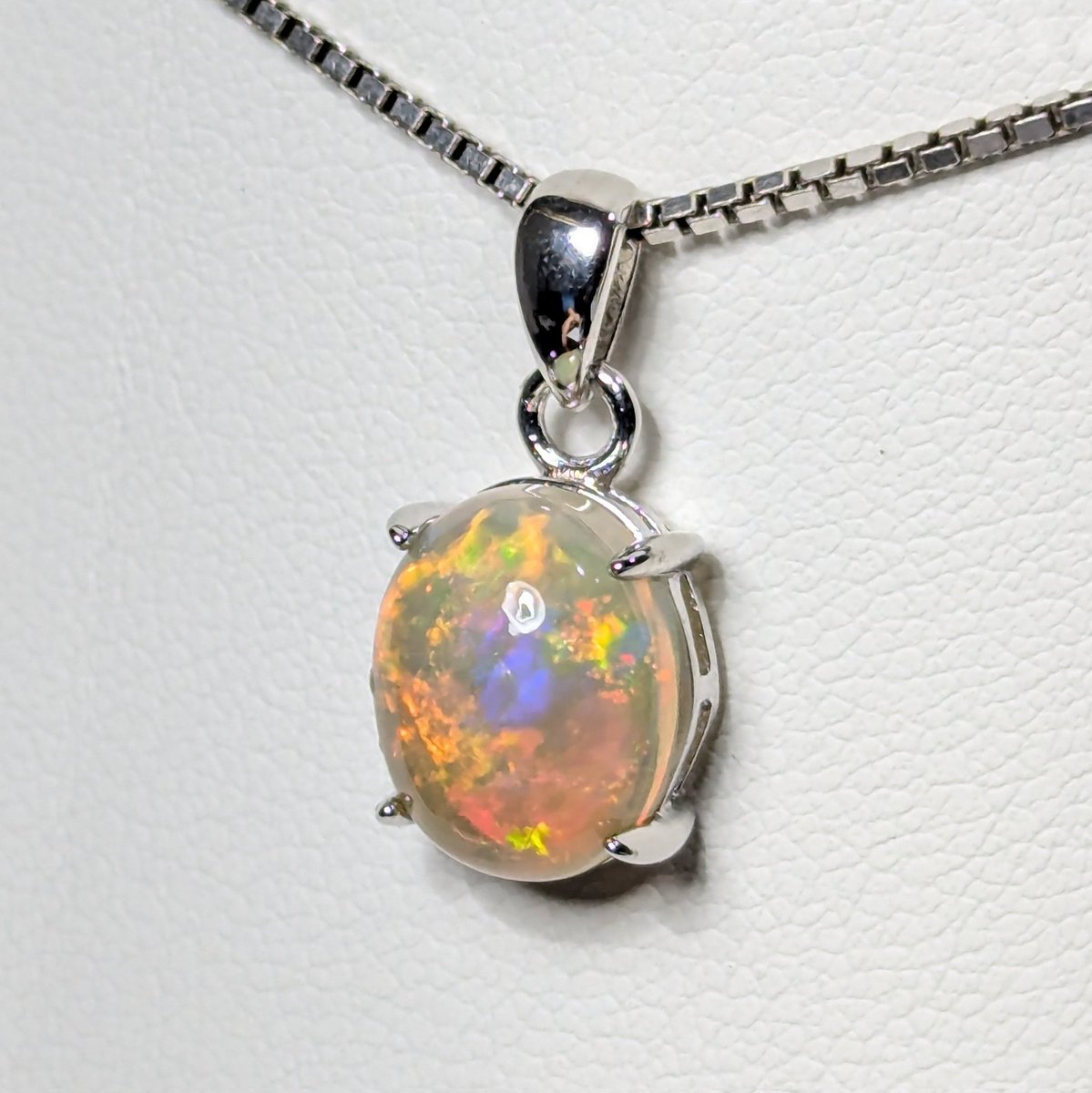AngoloVetusto's tweet photo. 💫 Alcune delle mie ultime realizzazioni più belle 💫

Opali Nobili Cristallo di Welo, con intensi fuochi multicolore, tutti di ottima misura, tra i 3 e i 4 Carati circa. Montati in pendente di Argento 925, semplice ed elegante, adatto a tutti i giorni. 💎

#opal #jewels #gems https://t.co/MCn4nvd0xL