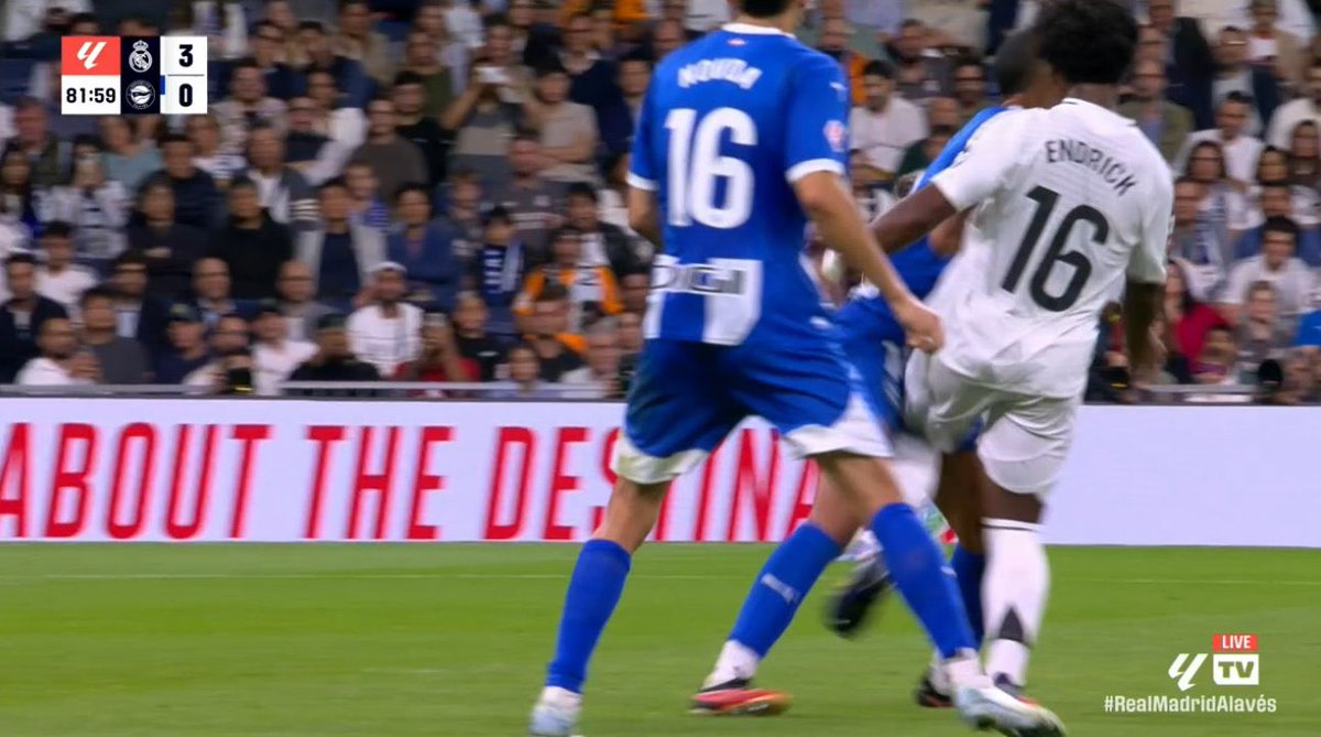 مارسيال لورنتي: 

هناك قلق كبير في برشلونة، ليس بسبب أداء الفريق الذي لا يضع مجالًا للشك مع 7/7، ولكن بسبب الشعور التاريخي المعتاد بأن الحكام يُساعدون ريال مدريد. 

أصبحنا ننتظر ركلة جزاء ريال مدريد كل جولة مع 5 ركلات جزاء في 7 مباريات، ولا يبدو أن فلورينتينو سيسمح بأن يضيع