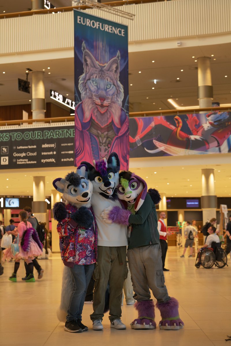 One of the best memories about #EF28 was meeting those 2 snugglefluffs from the same family.
Despite being the youngest brother, they loved me like I knew them for years 💜

🦊<a href="/FoxKasco/">Kasco | @kasco.bsky.social</a>
🐲<a href="/Dragfox_Minjoka/">Minjoka</a>
🪡<a href="/LorfyTheFox/">🐾 Lorfy 🐾</a>
📸<a href="/AtOwOmkraftwerk/">AtOwOmkraftwerk</a>

#FursuitFriday #Fursuit #Eurofurence