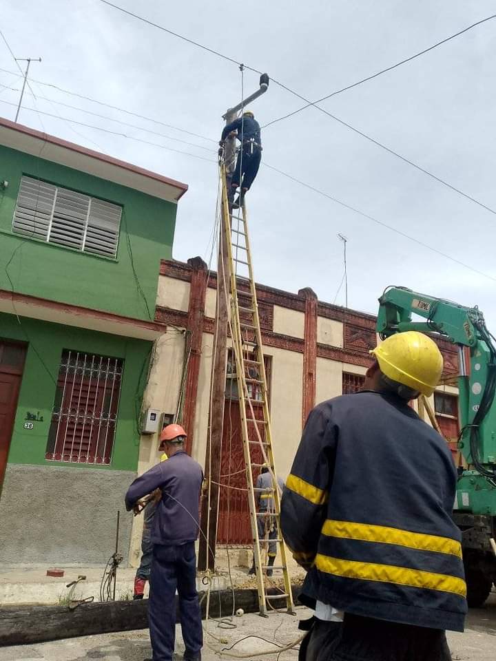 Cambio de poste en el circuito 134 del municipio Santo Domingo junto a brigadas eléctricas de Encrucijada y Santa Clara.
#ElectricosVillaclareños
#JuntosPorVillaClara