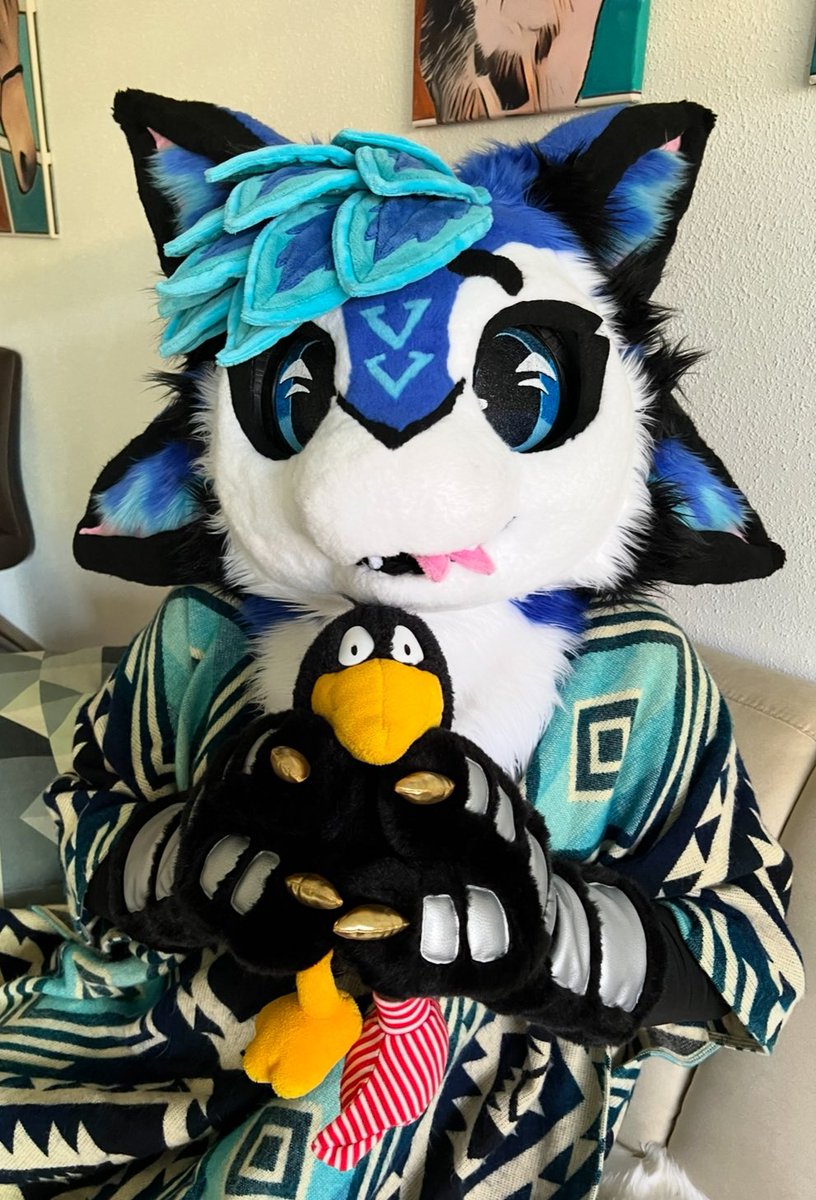 Ive found my old raven with a sock plush at my parents place x3

Happy #FursuitFriday