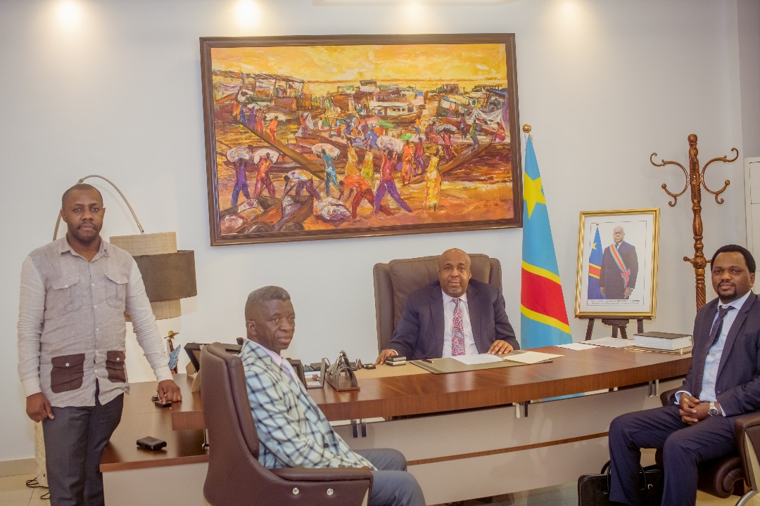 RogerBobelhabi's tweet photo. L'#Infatigable #Sif #UNC Lualaba @ChristianMasud_ , accompagné de son adjoint Sylvain Kazule,a été reçu par l'#Excellence @molendosakombi, Ministre des Hydrocarbures. Leur rencontre visait à faire un point sur les actions promises à l’Interfédération de l’UNC Lualaba. https://t.co/r1rOYDAUK0