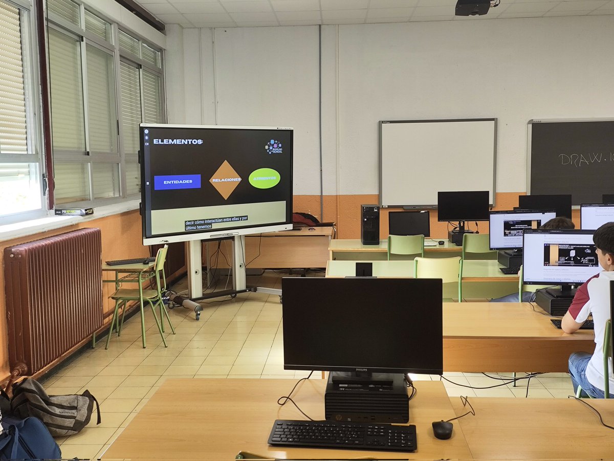 tecuribarri's tweet image. Hoy en Programación informática 4⁰ @IESMUribarri comenzamos con los diagramas &quot;Entidad-Relación&quot;.
Por supuesto, con los materiales de  @diagram_guru #pensamientocomputacional #computationalthinking #modelingatschool