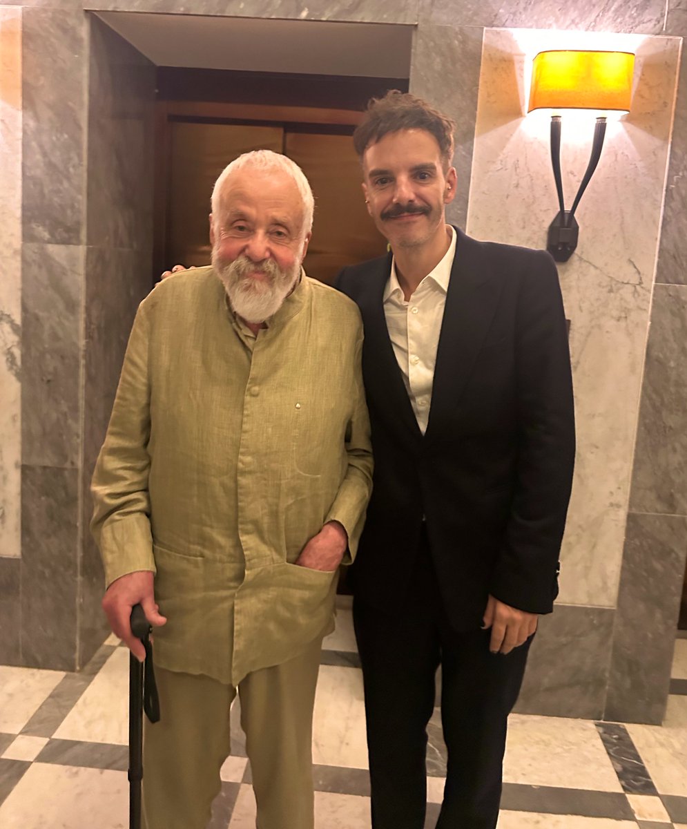 j_giner's tweet photo. Solo he pedido una foto en el @sansebastianfes y es esta. Esta solo la esperaba yo. Me lancé sobre Mike Leigh e intenté transmitirle mi admiración, agradecerle todo lo que ha hecho por todos los que nos dedicamos a esto y por ser un maestro en tiempos donde estos no abundan. https://t.co/GtC2Fxga7V