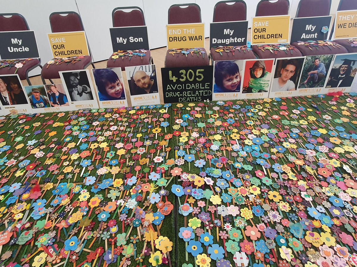Transform Drug Policy Foundation (@transformdrugs) on Twitter photo It will always be moving no matter how many times we lay these 4305 flowers for people who died from drugs in the UK in one year. And chilling, because all their deaths were avoidable if only we did things differently
We're at <a href="/anyoneschild/">Anyone's Child: Families for Safer Drug Control</a> Waterlooville "Let's Talk Drugs" event It will always be moving no matter how many times we lay these 4305 flowers for people who died from drugs in the UK in one year. And chilling, because all their deaths were avoidable if only we did things differently
We're at <a href="/anyoneschild/">Anyone's Child: Families for Safer Drug Control</a> Waterlooville "Let's Talk Drugs" event