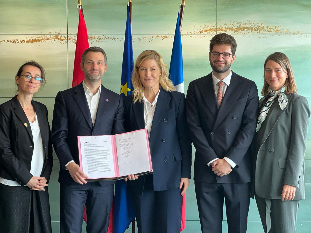 f_lesache's tweet photo. Ce matin le @medef rejoint l’alliance 🇪🇺sur les biosolutions portée par le patronat danois et qui rassemble 11 pays. Un engagement tenu à la suite de notre déplacement à Copenhague et la traduction de notre diplomatie économique au service de nos entreprises. @FranceChimie 🇫🇷🇩🇰 https://t.co/m3IGBT8g37
