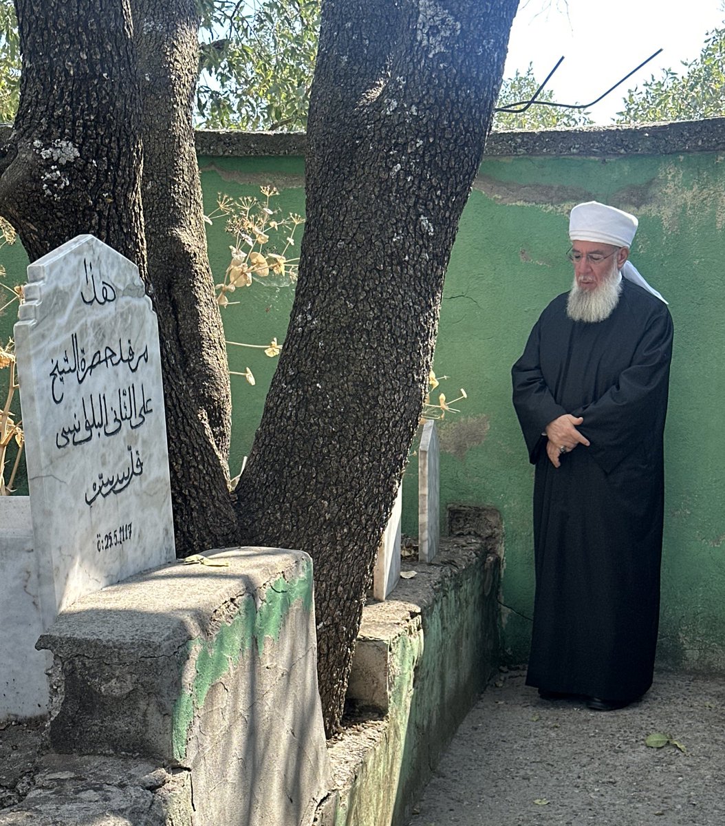 Gözüm,aklım,fikrim var deme hepsini öldür,
Sana çöl gibi gelen,o göl diyorsa göldür...