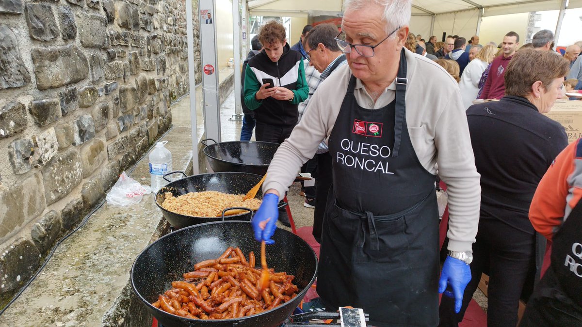 Chistorra_Na's tweet photo. ¡Celebrando el día del Queso Roncal en Vidangoz! que no falte la buena gastronomía navarra. @quesoroncal @Reyno_Gourmet https://t.co/aPJm6LubtA