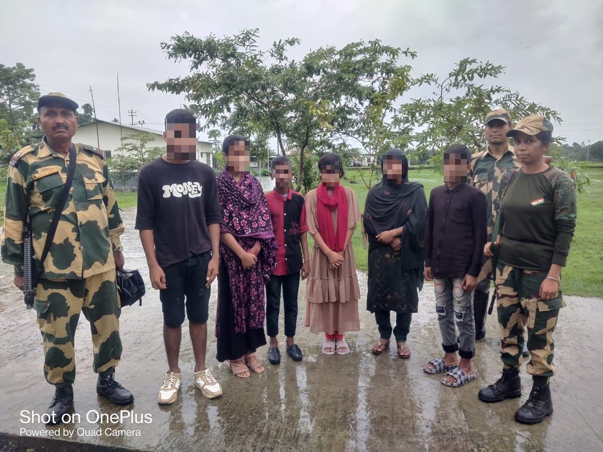 sneetu92's tweet photo. #AlertBSF जवानों ने #IndoBangladeshBorder उत्तर त्रिपुरा में 6 बांग्लादेशी घुसपैठियों को गिरफ्तार किया।
#AlertBSF #InfiltratorsApprehended #Tripura #IPL2025 #SSRajamouli Flipkart #JanhviKapoor #GodiMedia Congratulations Anna https://t.co/5p7wJ4iYSg