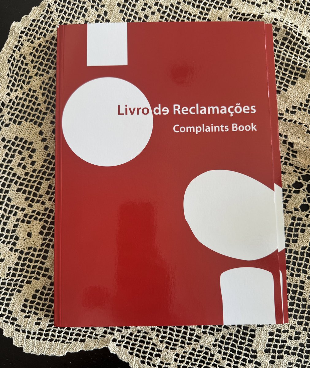 manjos's tweet photo. Há um mês encomendei um livro no site da Imprensa Nacional Casa da Moeda. Como não o recebi, reclamei por mail. Disseram-me que seria reenviado. 
Hoje, em vez do livro pedido, recebi um Livro de Reclamações. 🙃 https://t.co/gvl0szPiNr