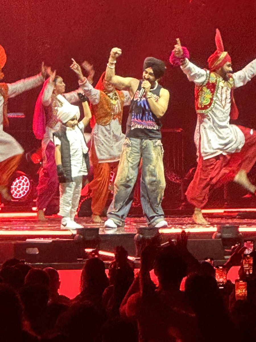 iremxh's tweet photo. @diljitdosanjh  absolutely amazing. We loved you. ❤️🤲🏽 https://t.co/jPXqOQ2LOu