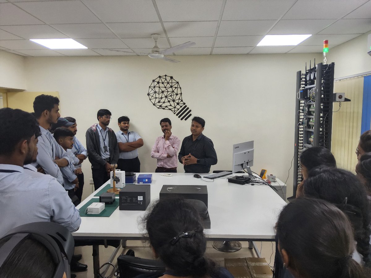 STPI_KALPATARU's tweet photo. STPI #KALPATARU_COE organised an industrial visit for the 3rd-year students of Vignan Engineering College, Visakhapatnam. During the visit, they were briefed about the CoE offerings and showcased the Industry4.0 lab facilities. @arvindtw @stpiindia #STPICoEs #STPIINDIA #STPINEXT https://t.co/AoSy63i0dh