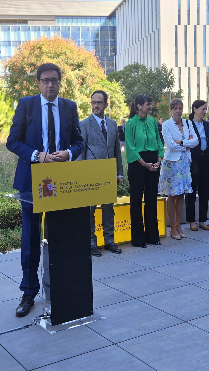AsocDigitales's tweet photo. Hoy hemos asistido a la toma de posesión de los nuevos secretarios de Estado de @mintradigital 

Muchos éxitos a @mariagv y Antonio Hernando en esta nueva etapa. https://t.co/FN7Py7s9Az