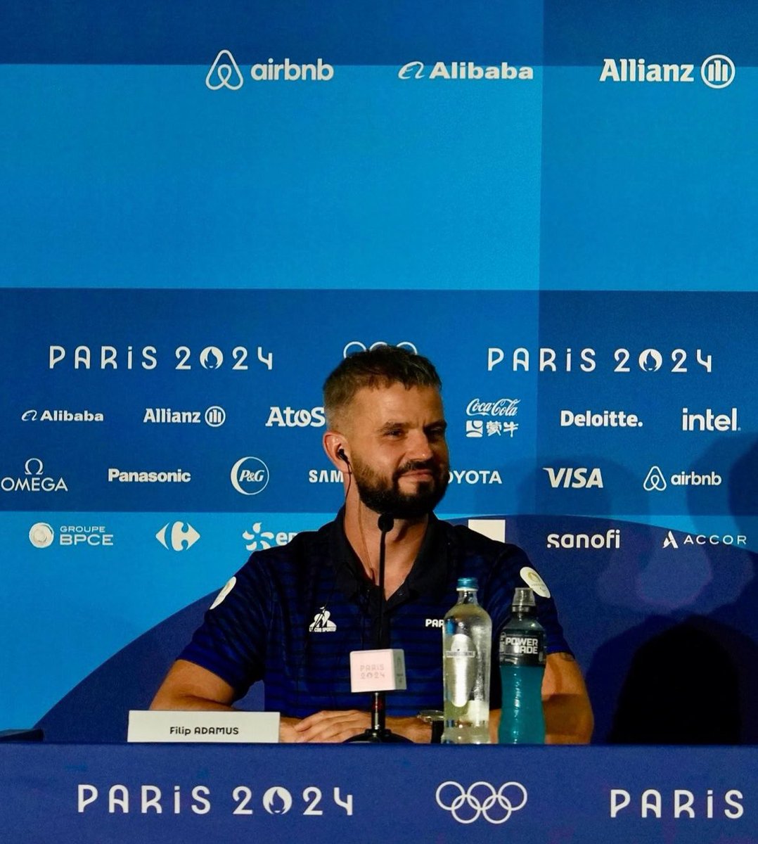 Filip_Adamus's tweet photo. Coś tu lekko zajawiałem, ale konkretów nie było, więc do tej mojej olimpijskiej pracy wrócę na moment, a co. Bo… wróciłem, chyba w końcu tak czuję. Igrzyska były taką osią tego lata - ruszyłem do Francji 13 lipca, po niej co chwila było jakieś skakanie - z parodniowymi przerwami na dom. Aż do dziś. 77 dni “w trasie” wychodzi. Spróbuję nadrobić, od tej “osi”, czyli strzelectwa w Châteauroux zaczynając. 

⚽️1/3