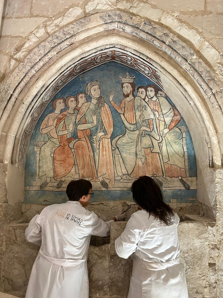 Las_Edades's tweet photo. Historiadores e investigadores de muchos países se interesan por las pinturas de la capilla de San Pedro de #MonasterioValbuena. Sus temáticas no religiosas dentro del gótico lineal las hacen especiales.
Nosotros las revisamos periódicamente para que su esencia siga intacta. https://t.co/tK6F0v2GmG