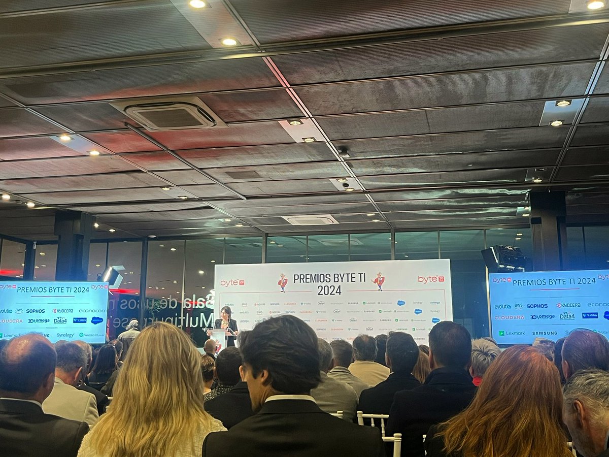SIM_agencia's tweet photo. Ayer asistimos a la entrega de premios de la @Revista_ByteTI. Fue una noche llena de innovación y talento tecnológico donde pudimos encontrarnos con clientes y amigos del sector.
#PremiosByteTI #PremiosByteTI2024 #ByteTI2024 #TransformaciónDigital #Tecnología #Innovación https://t.co/4fjClEJJbj