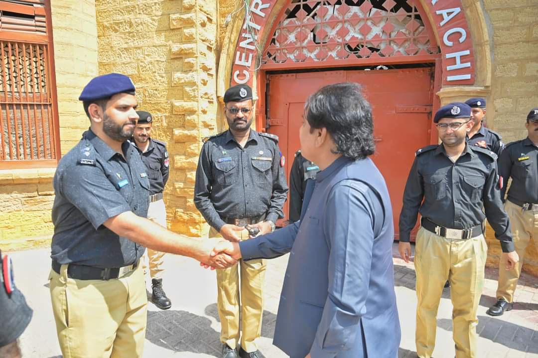 HajiAliHassanZ's tweet photo. Today, I made a surprise visit to Central Jail Karachi. I inspected various facilities, including the juvenile and women's prisons, the kitchen, and the hospital, and discussed issues with inmates. Our goal is to transform prisons into reform centres, ensuring that prisoners receive proper facilities, hygiene, and skill development. I plan to visit all prisons in Sindh, and steps are being taken to install solar systems in these facilities.