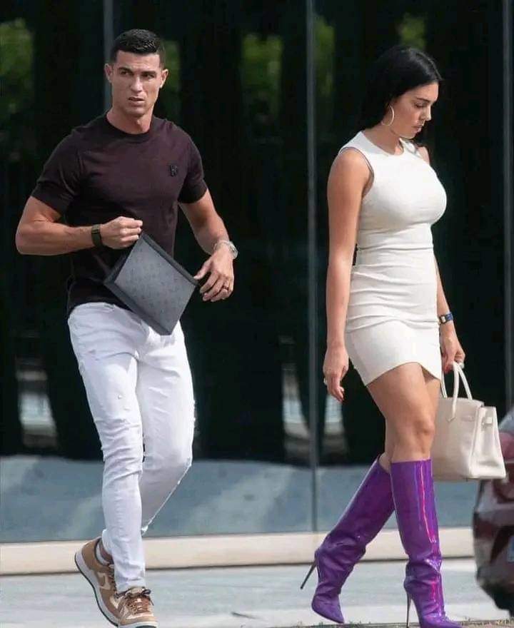 10 ans ensemble, 4 enfants et on a jamais entendu la voix de sa femme , elle n’est jamais venue en public dire quelque chose sur son couple , elle se tient tranquille et n’a jamais essayé de divorcer, d’accuser le joueur de violence ou d’infidélité.

Vous savez pourquoi ?